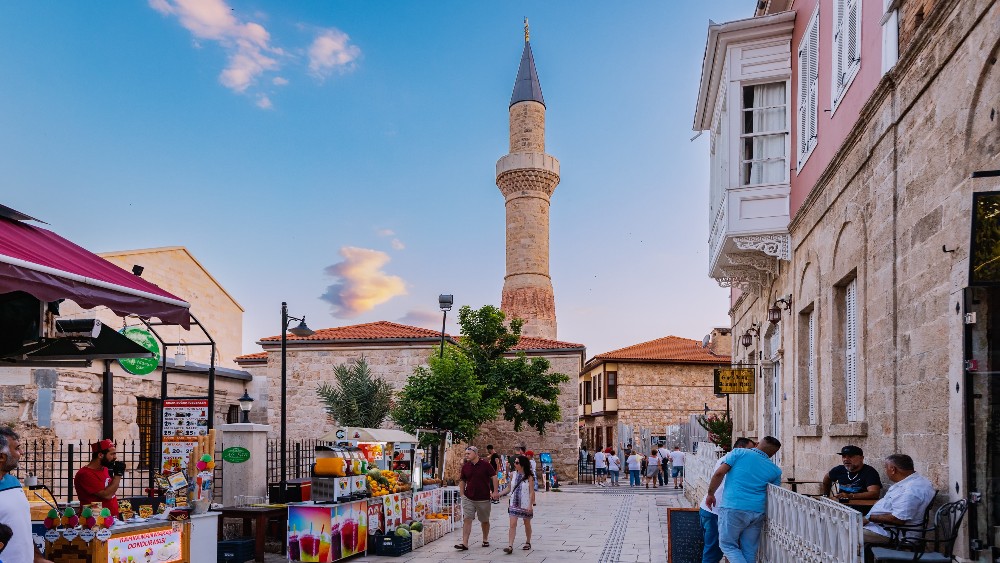Antalya'da Selçuklu ve Osmanlı Dönemi: Tarih ve Kültürün İzinde Bir Gezi Rehberi