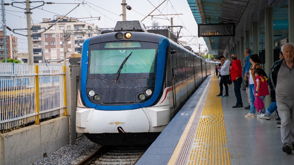 İzmir’de Ulaşım Rehberi: Şehir İçi ve Şehirler Arası Ulaşım İmkanları