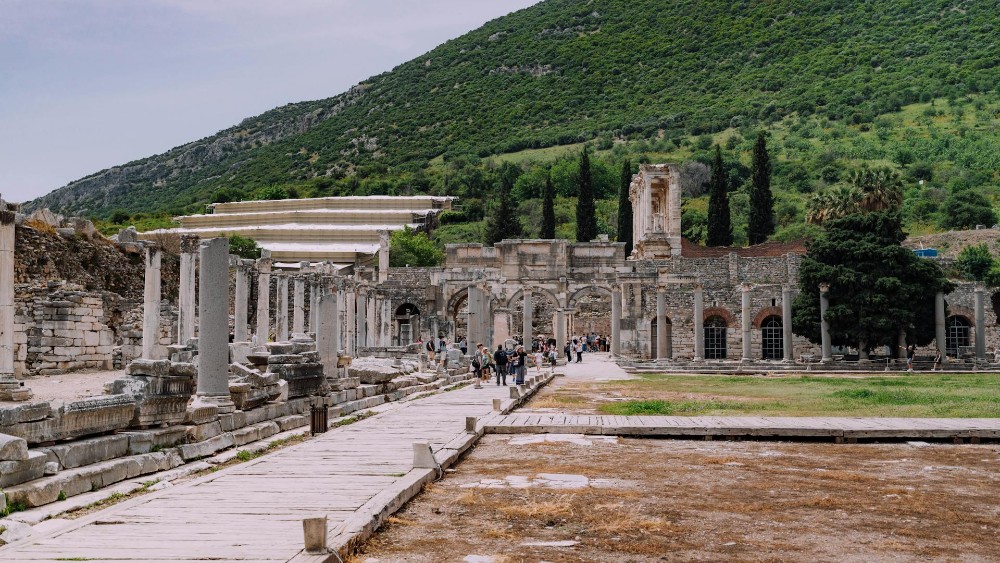 Efes Antik Kenti Rehberi: Tarih, Kültür ve Keşif Dolu Bir Seyahat