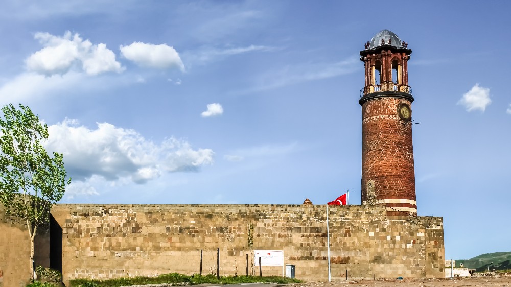 Erzurum Kalesi ve Saat Kulesi: Tarih ve Doğanın Buluştuğu Nokta