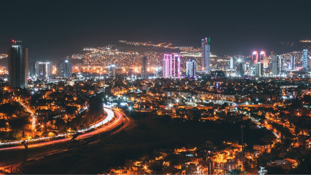 İzmir’in Gece Hayatı: Eğlencenin Kalbinde Bir Gece Macerası