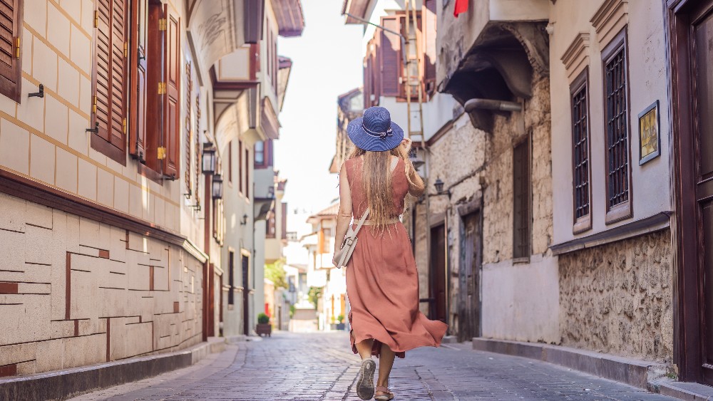 Antalya’nın Tarihi Camileri: Selçuklu ve Osmanlı Mimarisi ile Dolu Bir Keşif
