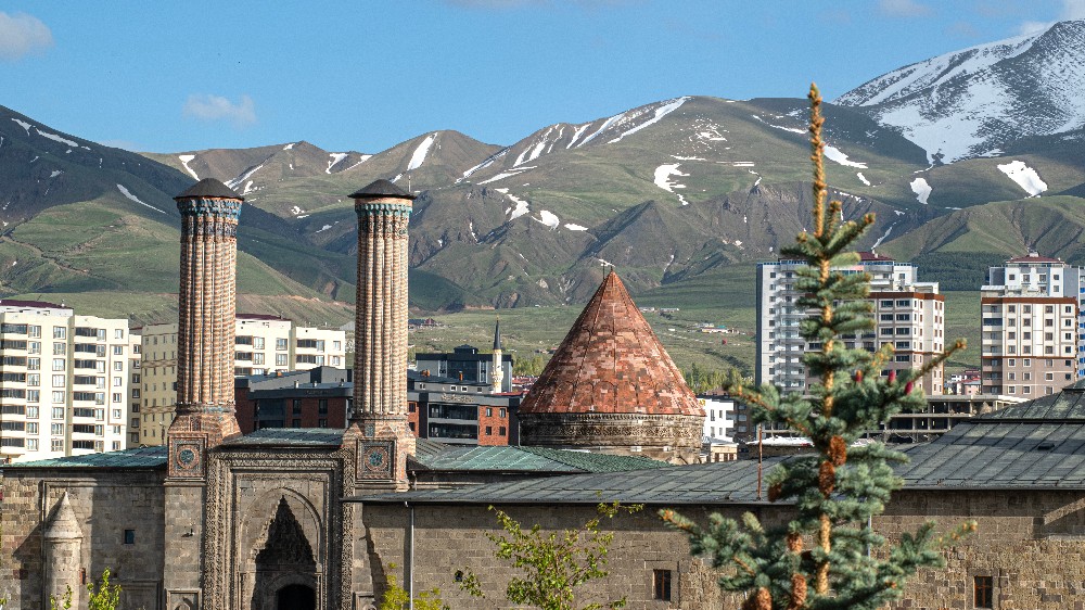 Çifte Minareli Medrese: Tarih ve Mimari ile Dolu Bir Seyahat Rehberi