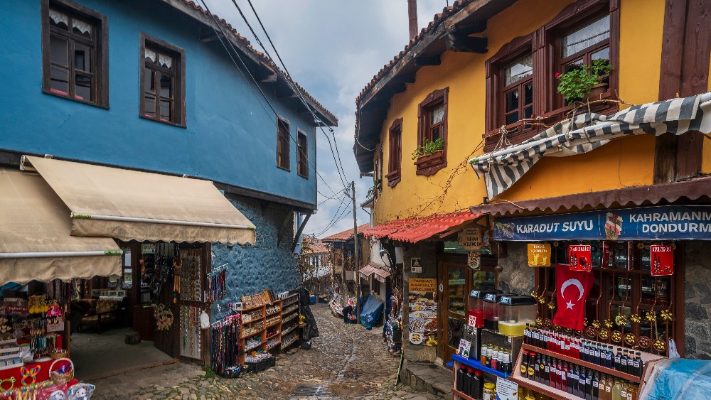 Bursa’da Tarihi Çarşılar: Kapalıçarşı ve Koza Han Rehberi