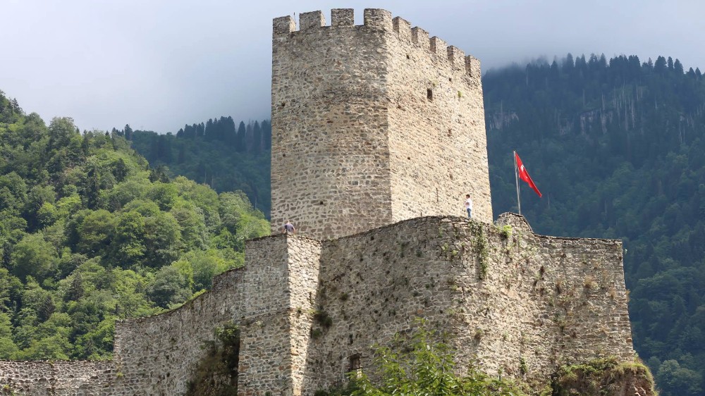 Rize Kalesi Rehberi: Tarihi ve Doğal Güzellikleriyle Keşfedin