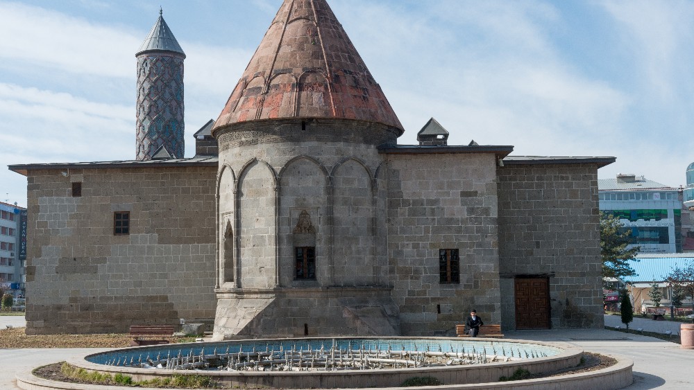 Yakutiye Medresesi: Selçuklu Mirasının İzinde Bir Seyahat Rehberi