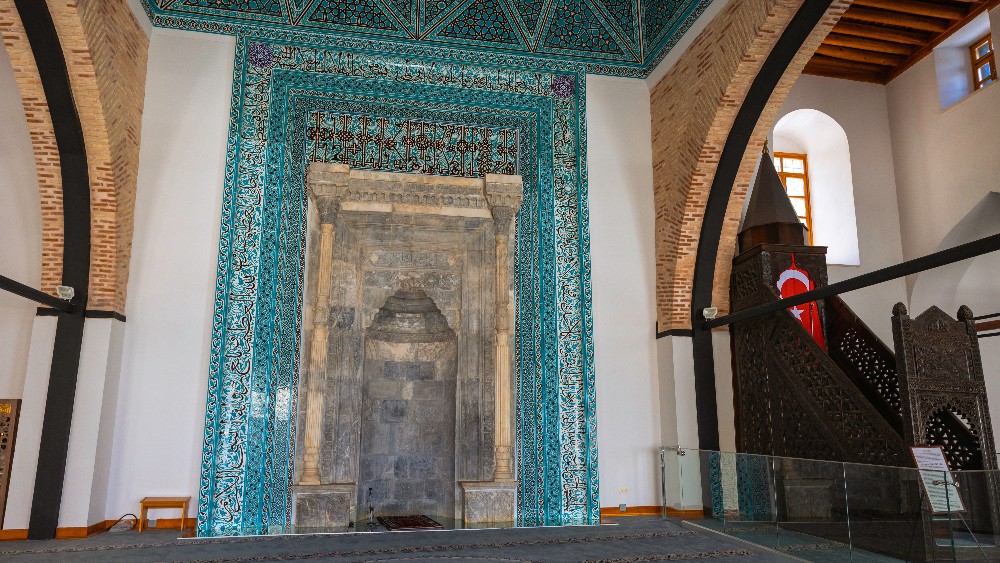 Konya’nın Tarihi Camileri: Selçuklu ve Osmanlı Mimarisi ile Dolu Bir Gezi Rehberi