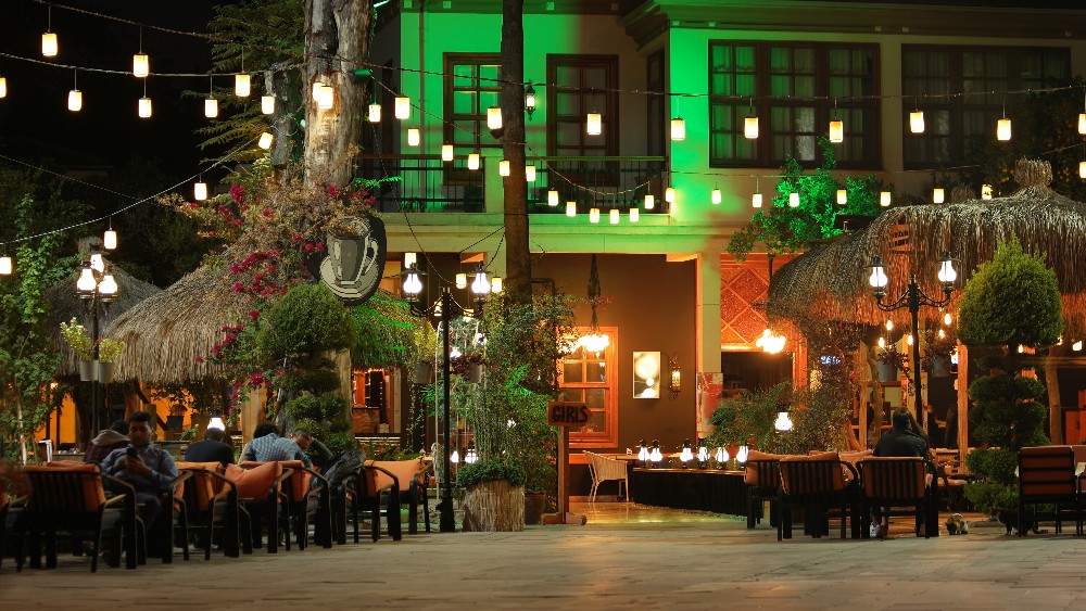 Antalya’nın Gece Hayatı: Eğlence Mekanları ve Gece Yaşamı Rehberi