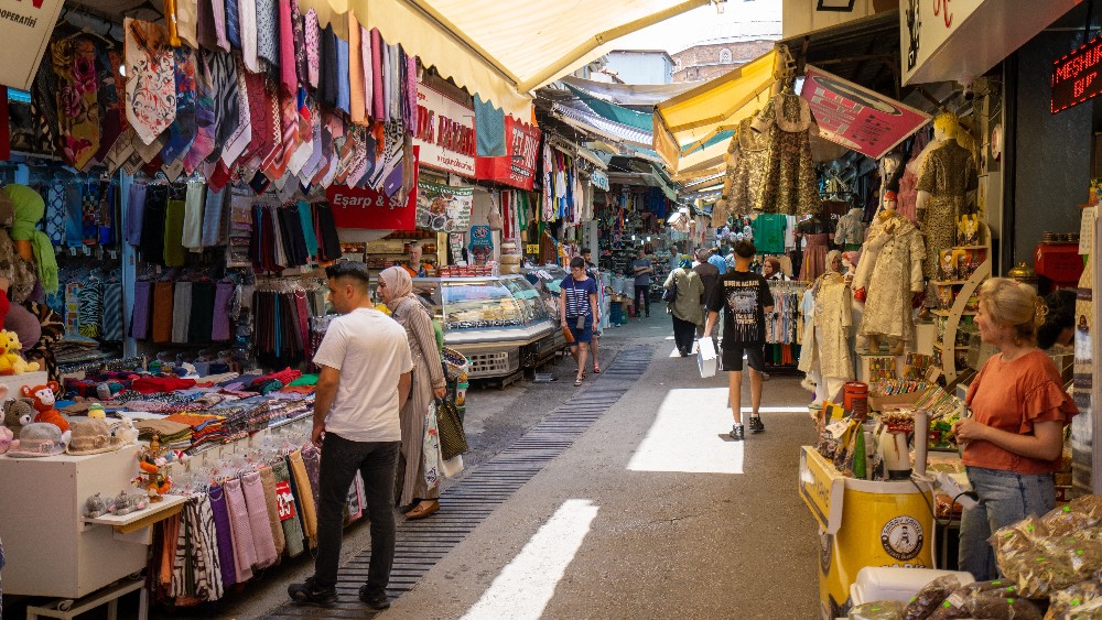 İzmir’de Tarihi Han ve Bedestenler: Geçmişin İzinde Bir Seyahat Rehberi
