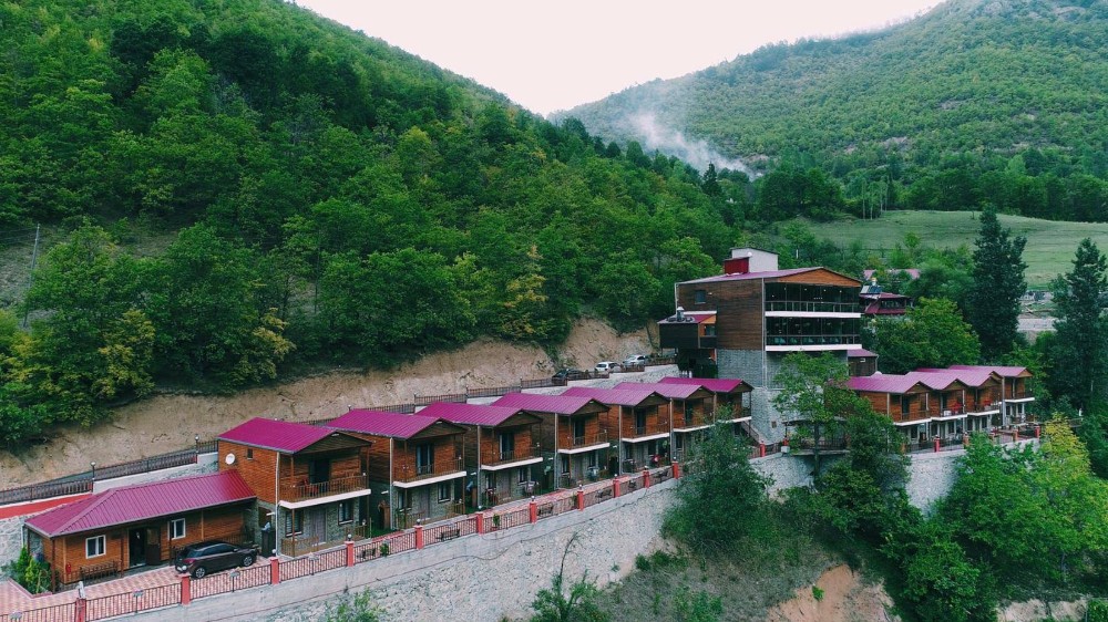 Artvin’de Konaklama Rehberi: Otel, Pansiyon ve Yayla Evleri ile Doğanın Kalbinde Bir Tatil
