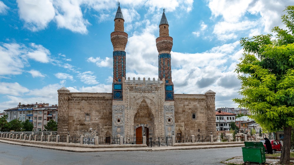 Gök Medrese: Mimari ve Sanatsal Özellikleriyle Tarihi Bir Hazine