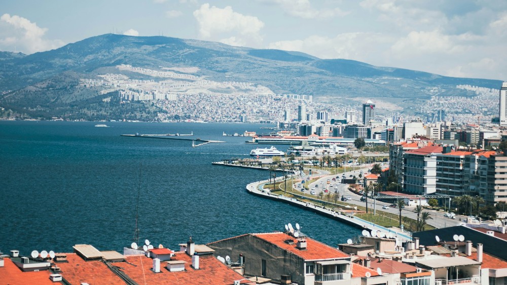 İzmir Nerede Kuruldu? İzmir'in Coğrafi Konumu ve Stratejik Önemi