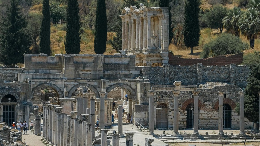 İzmir’in Antik Çağ Kentleri: Efes ve Bergama’nın Büyüleyici Dünyası